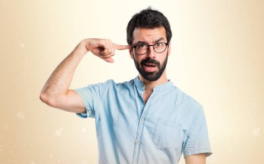 Yakışıklı adam deli hareketi üzerinde koyu sarı arka plan yapma