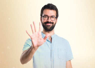 Yakışıklı adam beş koyu sarı zemin üzerine sayma