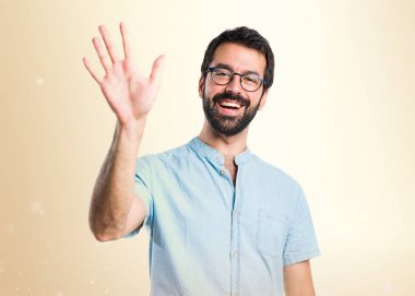 Yakışıklı adam koyu sarı zemin üzerine selamlayan