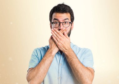 Yakışıklı adam ağzını koyu sarı zemin üzerine kaplama