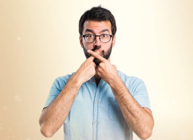 Yakışıklı adam yapma sessizlik jest koyu sarı zemin üzerine