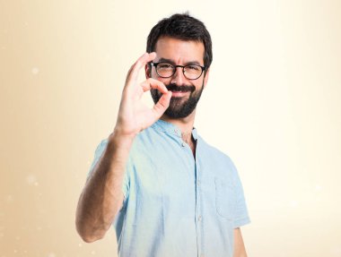 Yakışıklı adam Tamam koyu sarı zemin üzerine kayıt yapma