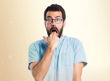 Yakışıklı adam koyu sarı zemin üzerine kusma jest yapma