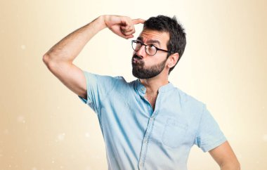 Yakışıklı adam koyu sarı zemin üzerine şüpheleri