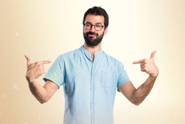 Mavi gözlük okra backgro kendisiyle gurur ile yakışıklı adam