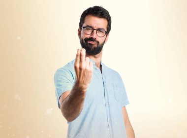 Yakışıklı adam mavi gözlük jest koyu sarı adam geliyor