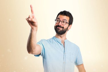 Mavi gözlük şeffaf ekranda dokunmadan yakışıklı adam