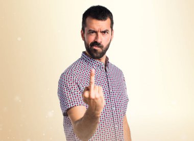 Yakışıklı adam yapma boynuz jest koyu sarı zemin üzerine