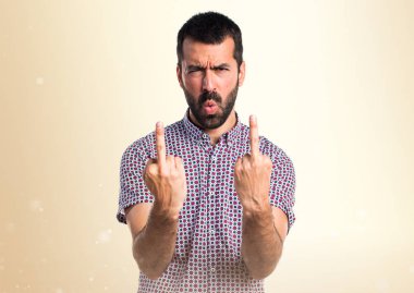 Yakışıklı adam yapma boynuz jest koyu sarı zemin üzerine