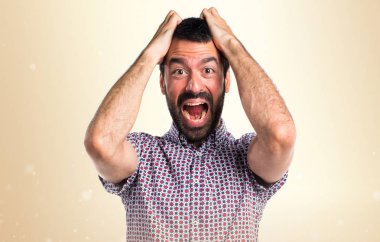 Koyu sarı zemin üzerine sinirli yakışıklı adam