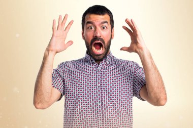 Koyu sarı zemin üzerine sinirli yakışıklı adam