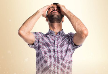 Koyu sarı zemin üzerine sinirli yakışıklı adam