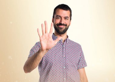 Yakışıklı adam beş koyu sarı zemin üzerine sayma
