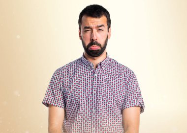 Koyu sarı arka plan üzerinde üzgün yakışıklı adam