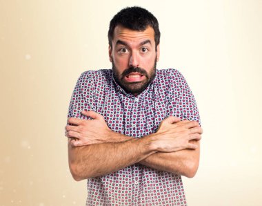 Yakışıklı adam koyu sarı zemin üzerine dondurma