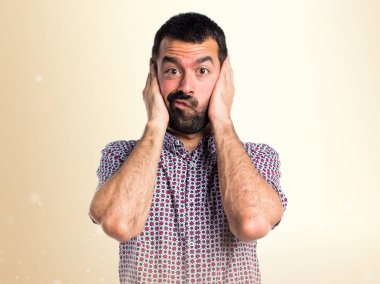 Yakışıklı adam kulakları koyu sarı zemin üzerine kaplama