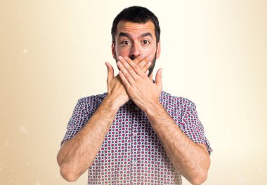 Yakışıklı adam ağzını koyu sarı zemin üzerine kaplama