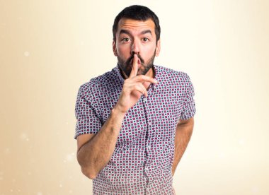 Yakışıklı adam yapma sessizlik jest koyu sarı zemin üzerine