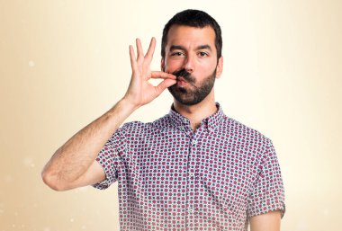 Yakışıklı adam yapma sessizlik jest koyu sarı zemin üzerine