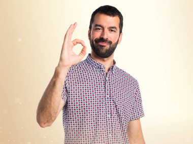 Yakışıklı adam Tamam koyu sarı zemin üzerine kayıt yapma