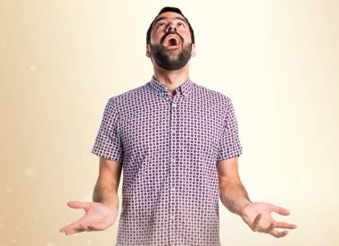 Yakışıklı adam koyu sarı zemin üzerine yalvaran