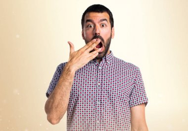 Sürpriz jest koyu sarı zemin üzerine yapan yakışıklı erkek