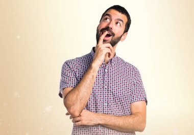 Sürpriz jest koyu sarı zemin üzerine yapan yakışıklı erkek