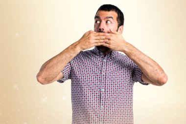 Sürpriz jest koyu sarı zemin üzerine yapan yakışıklı erkek