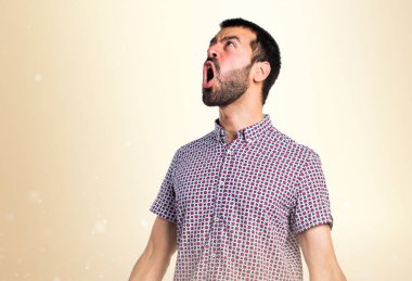 Yakışıklı adam koyu sarı zemin üzerine bağırarak