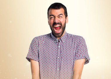 Yakışıklı adam koyu sarı zemin üzerine bağırarak