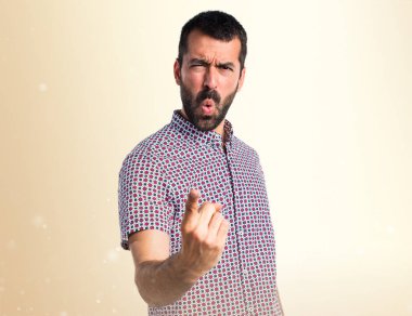 Yakışıklı adam koyu sarı zemin üzerine bağırarak