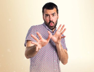 Koyu sarı zemin üzerine korkmuş yakışıklı adam