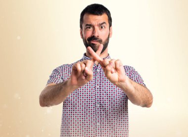 Koyu sarı zemin üzerine bir jest yapan yakışıklı erkek