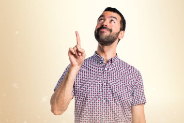 Yakışıklı adam koyu sarı arka plan üzerinde yukarı dönük