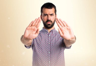 Yakışıklı adam koyu sarı zemin üzerine kırmızı yapma