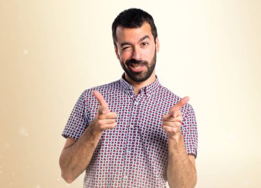 Yakışıklı adam açık koyu sarı zemin üzerine işaret