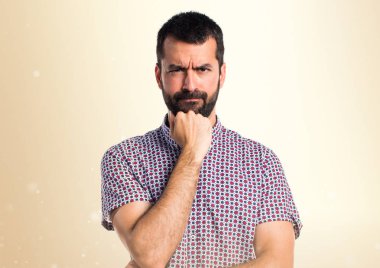 Yakışıklı adam koyu sarı arka plan üzerinde düşünme