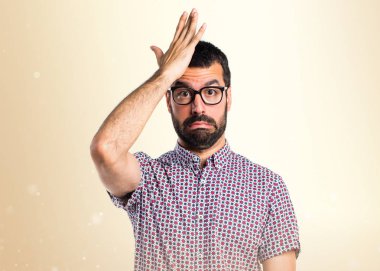 Koyu sarı zemin üzerine şüpheleri gözlüklü adam