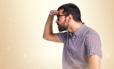 Bir şey Koyu sarı arka plan üzerinde gösterilen gözlüklü adam