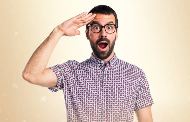 Bir şey Koyu sarı arka plan üzerinde gösterilen gözlüklü adam