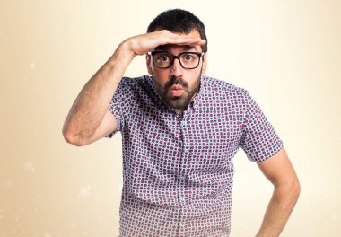 Bir şey Koyu sarı arka plan üzerinde gösterilen gözlüklü adam