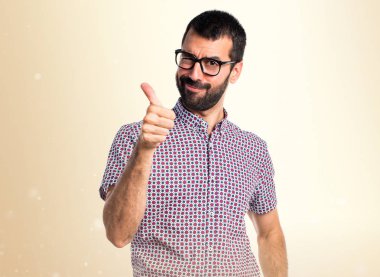 Koyu sarı zemin üzerine başparmak ile gözlüklü adam