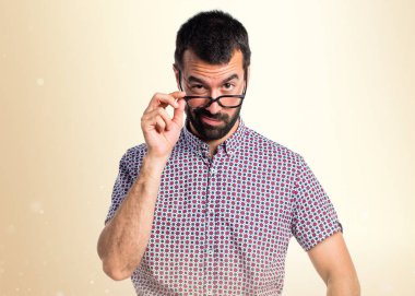 Bir şey Koyu sarı arka plan üzerinde gösterilen gözlüklü adam