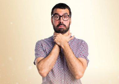 Kendini koyu sarı zemin üzerine boğulma gözlüklü adam