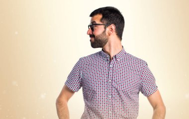 Koyu sarı arka plan üzerinde yanal seyir gözlüklü adam