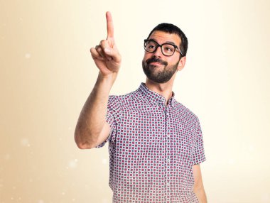 Koyu sarı backgro şeffaf ekranda dokunmadan gözlüklü adam