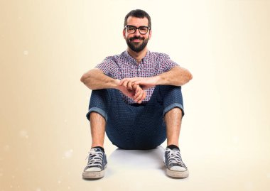 Koyu sarı zemin üzerine gözlük ile mutlu adam