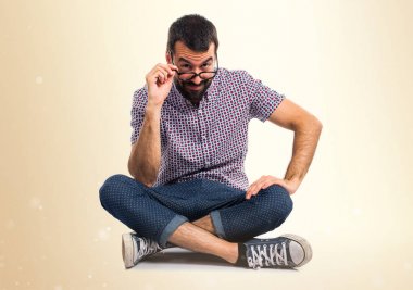 Bir şey Koyu sarı arka plan üzerinde gösterilen gözlüklü adam