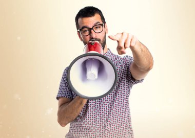 Tarafından megafon koyu sarı zemin üzerine bağırarak gözlüklü adam