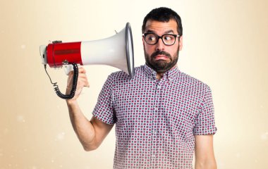 Tarafından megafon koyu sarı zemin üzerine bağırarak gözlüklü adam